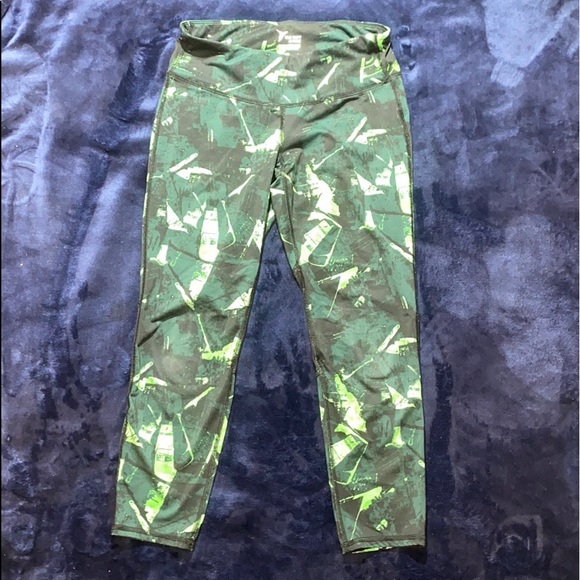 Old Navy Pants - ‼️Beautiful Camo/Green Athletic Capri